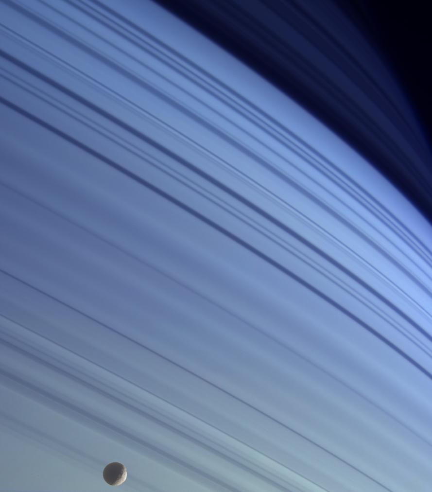 La lune Mimas devant la géante Saturne